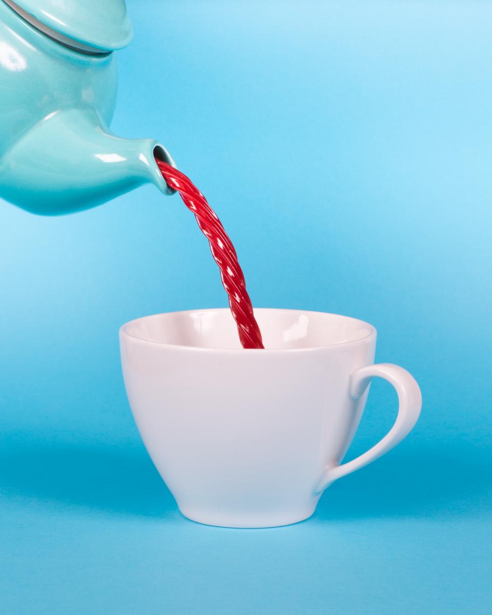 雨天窗边以陶杯闻香的品茶场景
